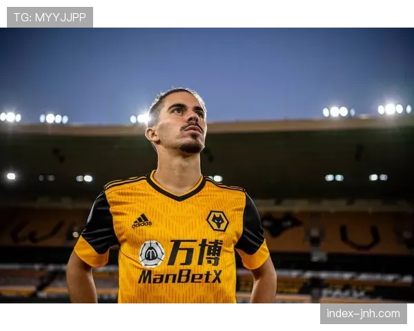 巴黎中场控制力解析：维蒂尼亚内维斯埃梅里三角传导彻底瓦解红军高位逼抢